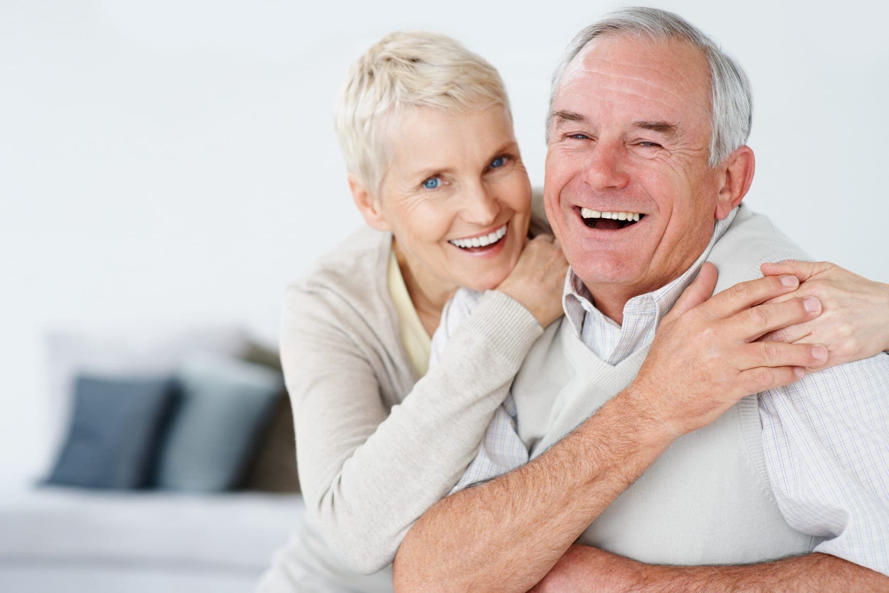 Пожилой муж привел. Довольные пожилые люди. Пожилые люди улыбаются. Улыбки пожилых людей. Счастливые пожилые люди.